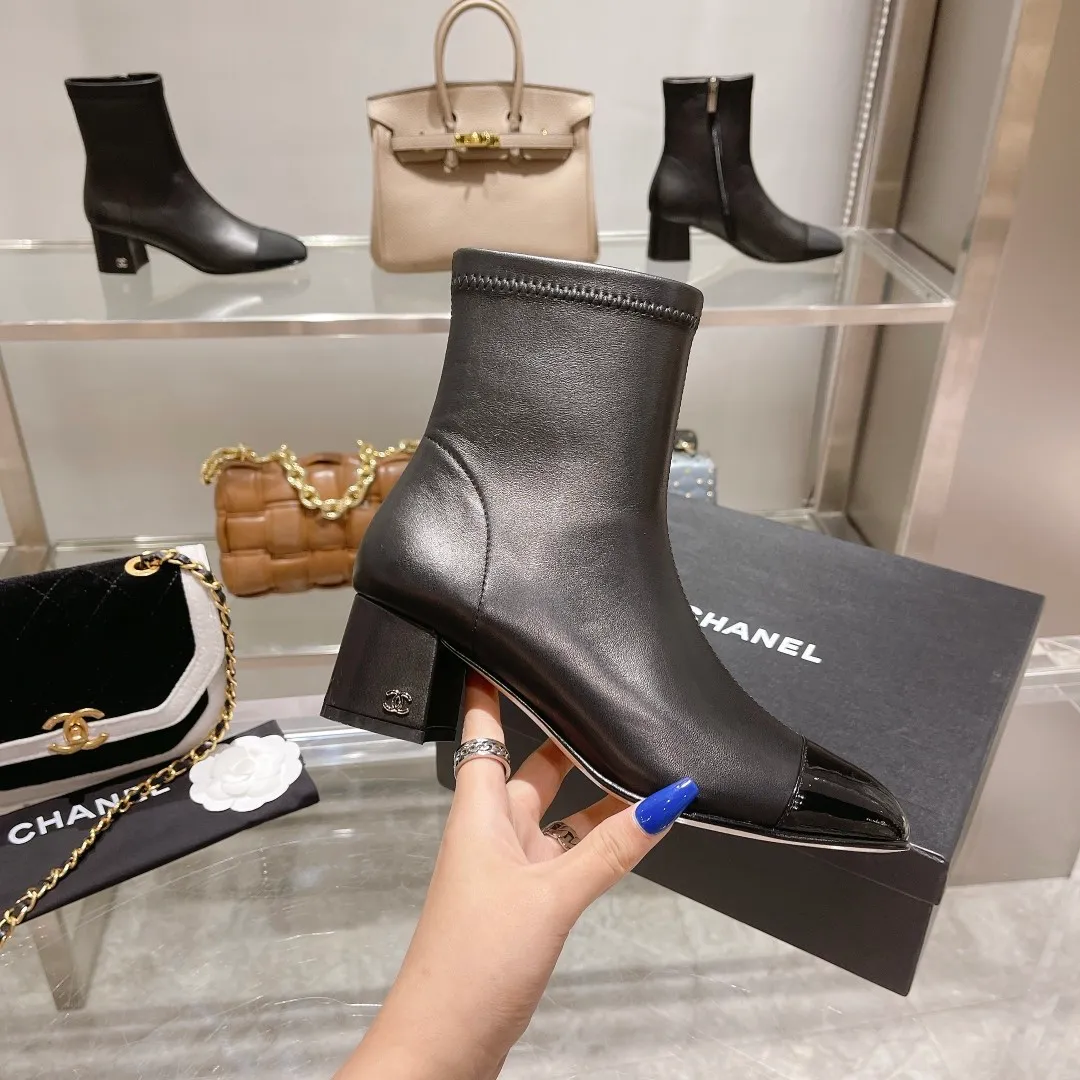 👟👟Ex-factory price 640👟👟 🍀Chanel Chanel Xiaoxiang Wannian classic stitching thick heel short boots. 🔻Interpretation of elegant little fragrance〰️Super textured style, low-key but not simple, elegant and noble, especially the small double CLOGO embellishment on the heel, and the simple splicing of different materials on the toe casually reveal elegance and sophistication. It feels like walking on the ground without tiring your feet at all👌🏻. 👟👟👟👟The upper is made of imported Italian lambskin🐑, the lining is lambskin, and the Italian cow leather outsole. Heel height: 5cm. size: 35-39 (34, 40 can be customized)